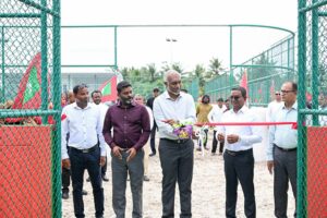 ރައީސް މުއިއްޒު މިލަންދޫގައި ފުޓްސަލް ދަނޑާއި ވޮލީ ކޯޓު ހުޅުއްވައި ދެއްވައިފި