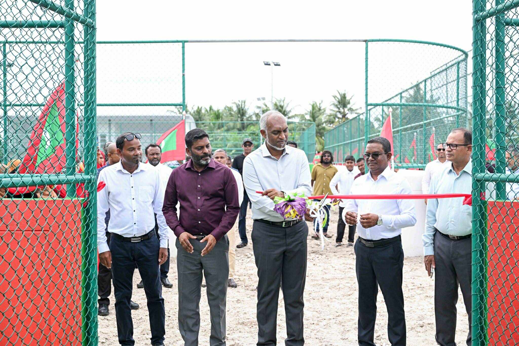 ރައީސް މުއިއްޒު މިލަންދޫގައި ފުޓްސަލް ދަނޑާއި ވޮލީ ކޯޓު ހުޅުއްވައި ދެއްވައިފި