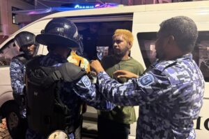 މުޒާހަރާގެ ތެރެއިން ހައްޔަރުކުރި ކައުންސިލް ރައީސާއި ކުރީގެ މަޖިލިސް މެންބަރުން ވަގުތުން ދޫކުރުމަށް އެމްޑީޕީން ގޮވާލައިފި