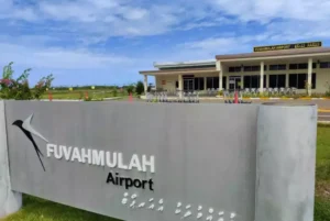 އެއާޕޯޓް ފެންސް މަތިން އަރަން މަސައްކަތްކޮށް ސެކިއުރިޓީ މުވައްޒަފަކަށް ހަމަލާދިން ތިން ފިރިހެނުން ހައްޔަރުކޮށްފި