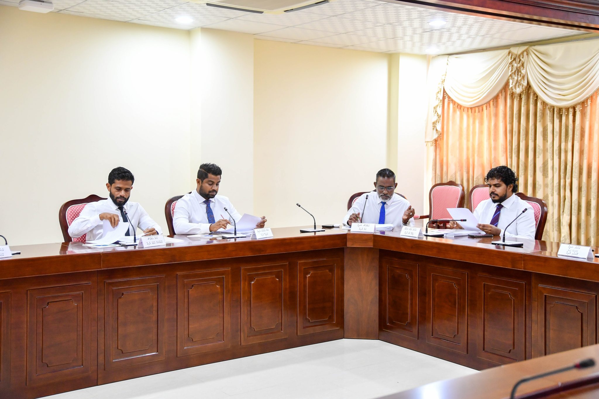 ދ. އަތޮޅު ކައުންސިލްގެ ރައީސްއާއި އެސްޖީގެ ކޮރަޕްޝަންގެ ތުހުމަތުތައް ބަލަން އޭސީސީއަށް ހުށަހެޅުމަށް ނިންމައިފި