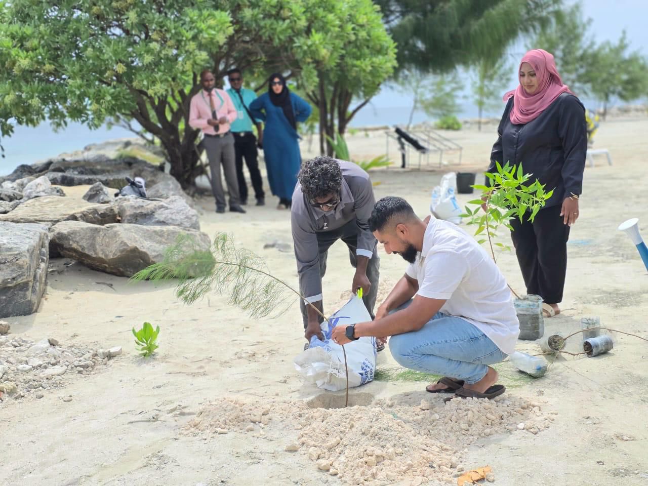 ފަސް މިލިޔަން ގަސް އިންދުމުގެ ވައުދުގެ ދަށުން، 8 ލައްކަ ގަސް އިންދައިފި
