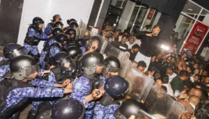 މުޒާހަރާތަކުގައި ސޮނިކް ވެޕަން ބޭނުންކުރުން ހުއްޓާލުމަށް 27 ޖަމިއްޔާއަކުން ގޮވާލައިފި