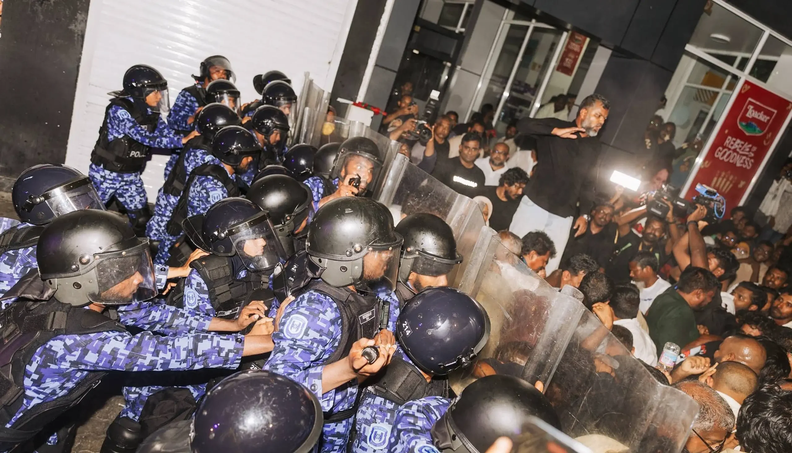 މުޒާހަރާތަކުގައި ސޮނިކް ވެޕަން ބޭނުންކުރުން ހުއްޓާލުމަށް 27 ޖަމިއްޔާއަކުން ގޮވާލައިފި