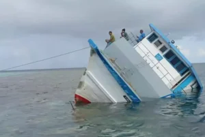 މުދާ ބަރުކޮށް ދަތުރުކުރި ބޯޓެއް ފެލިދޫ ކައިރީގައި ފަރަށް އަރައިފި