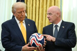 ފީފާއިން އަލަށް ތައާރަފްކުރި ސުލްހައިގެ އިނާމު: ޓްރަމްޕަށް ހާއްސަ އެވޯޑެއް؟