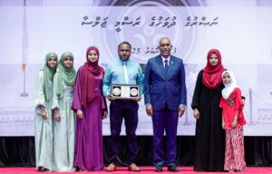 ނަޞްރުގެ ދުވަހުގައި ޝަހީދުންގެ ޢާއިލާތަކަށް ރައީސް މުޢިއްޒު ހަނދާނީ އައްޑަނަ އަރުވައިފި