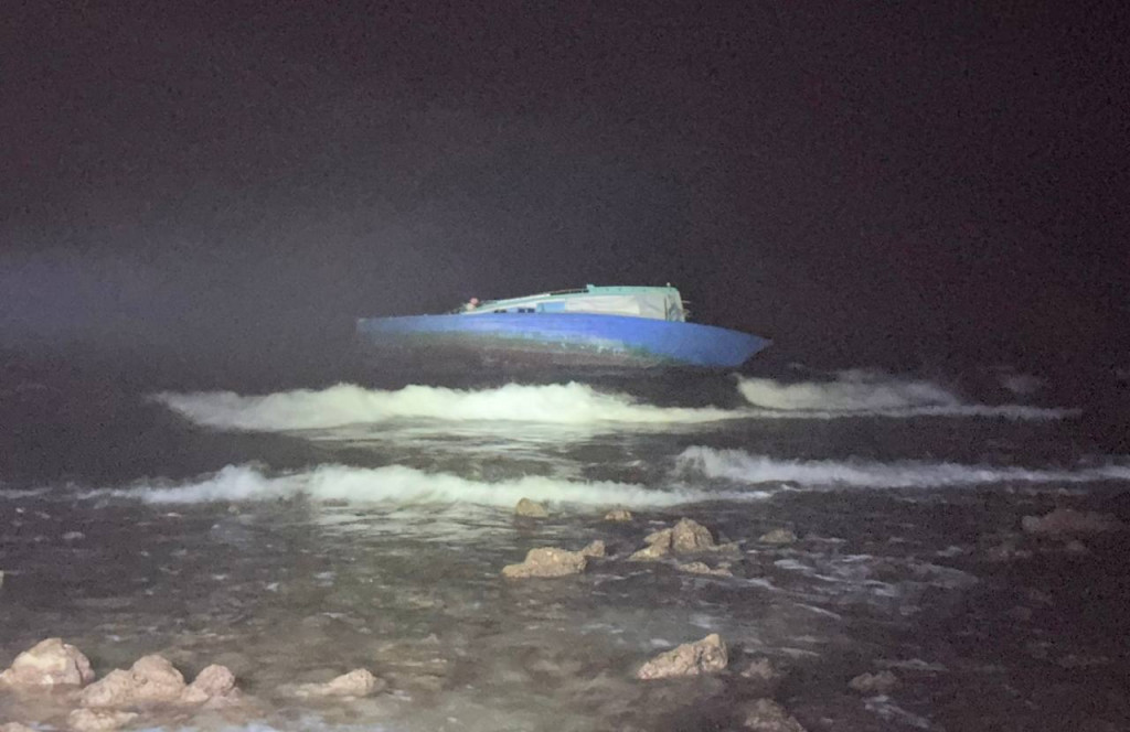 "ފައިސަލާ ބޯޓު" ކާށިދޫގެ ދެކުނުފަރާތު ނެރު ކައިރި ފަރަށް އަރާ ހިނގި ހާދިސާގައި ގެއްލުނު މީހާ ނިޔާވެފައި އޮއްވާ ފެނިއްޖެ