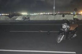 ހައިވޭގައި ސައިކަލާއި ޕިކަޕެއް ޖެހި އެކެއްގެ ބޯ ފަޅައިގެން ގޮސްފި