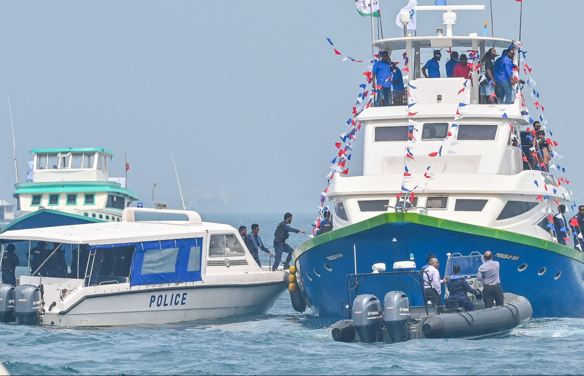 މަސްވެރިންގެ އިހުތިޖާޖުގައި ހިފެހެއްޓި ދޯނިތައް ދޫކޮށްލައިފި، ތިން މީހުން ބަންދުގައި