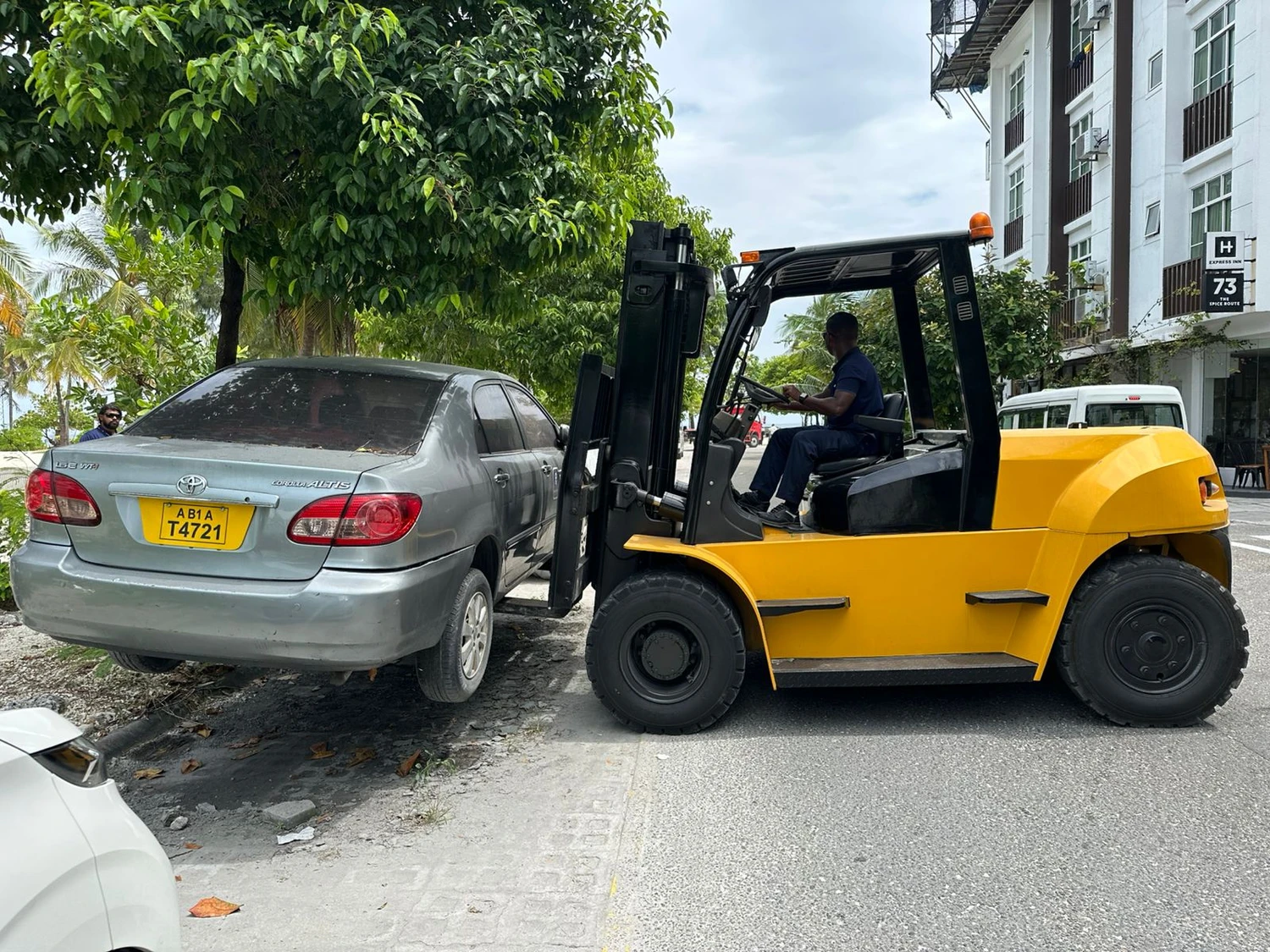 ހުޅުމާލޭގައި ގަވާއިދާ ޚިލާފަށް ޕާކުކޮށްފައިވާ އުޅަނދުތައް ޓޯވކުރަން ފަށަނީ