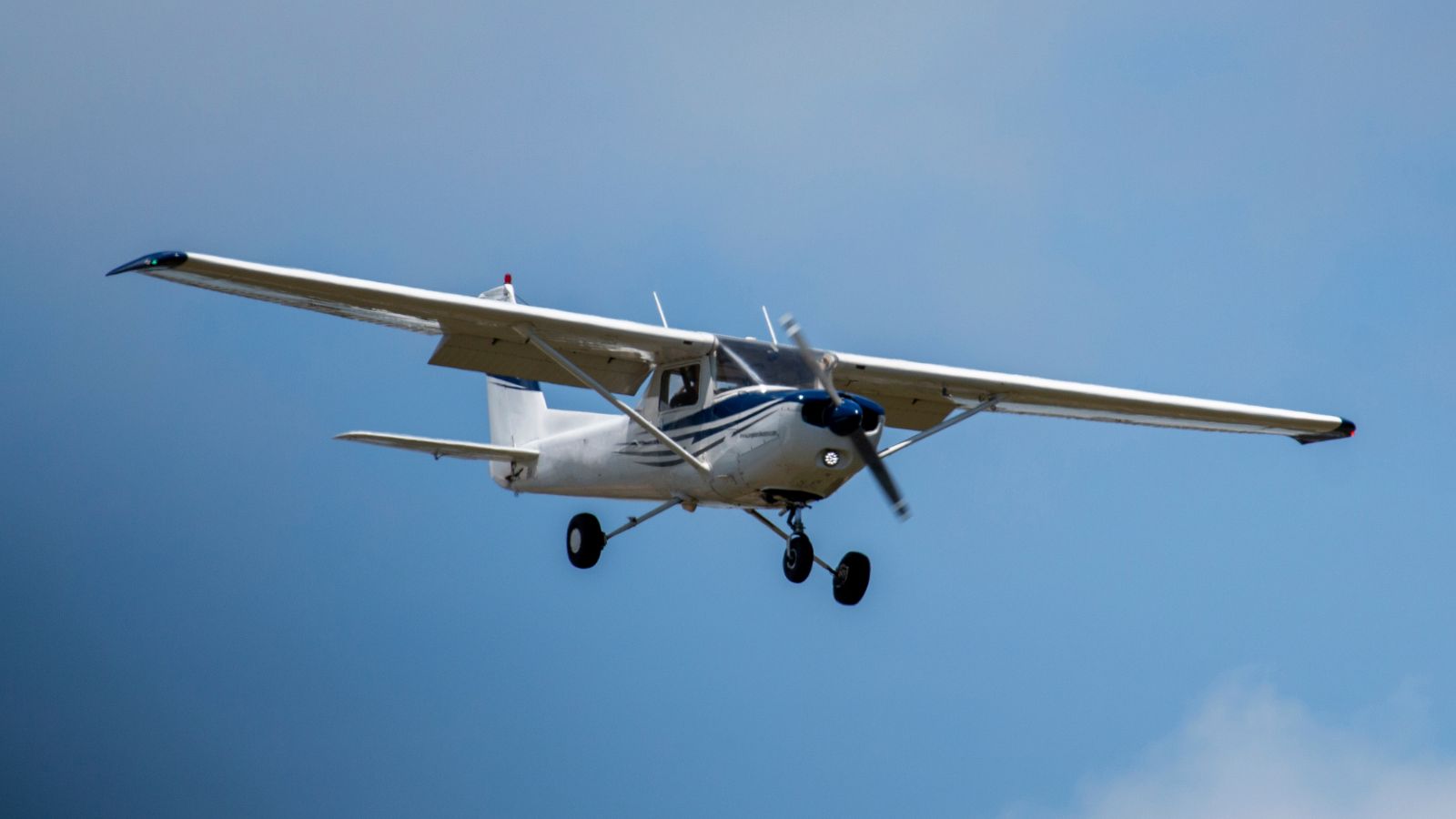 ބޮޑެތި އެއާޕޯޓުގެ ބަދަލުގައި ކުދި އެއާސްޓްރިޕް އެޅުމުގެ ވިސްނުން ސަރުކާރުން ގެންގުޅޭކަން ހާމަކޮށްފި