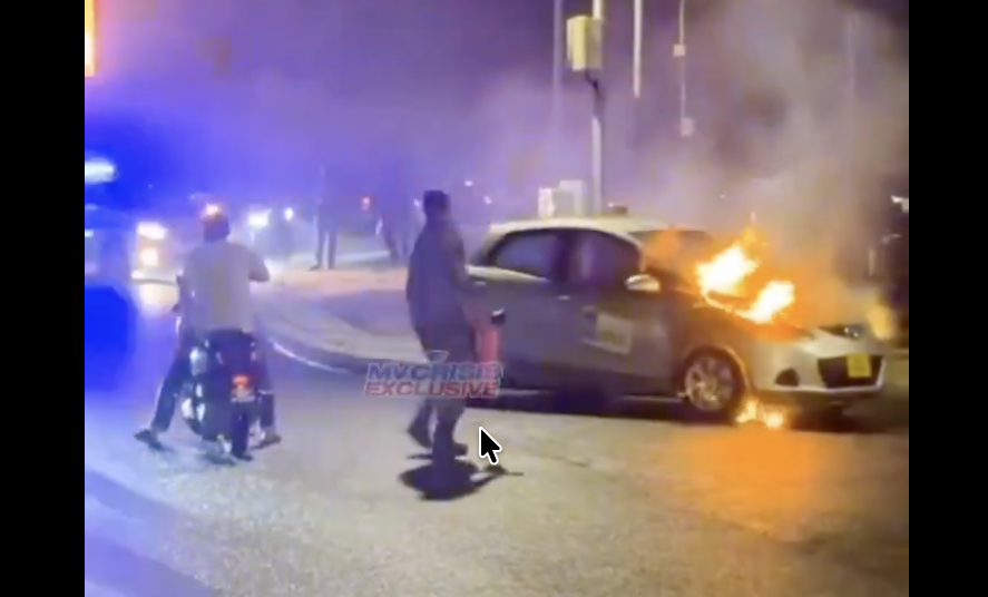 ބޮޑުތަކުރުފާނު މަގުގައި އޮތް ކާރެއްގައި އަލިފާން ރޯވެއްޖެ