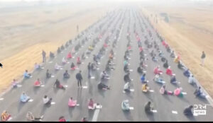 އިންޑިއާގެ އޮޑިއްސާގައި 8000 މީހުން ރަންވޭމަތީގައި އިށީނދެ ތިބެ އިމްތިހާން ހަދައިފި