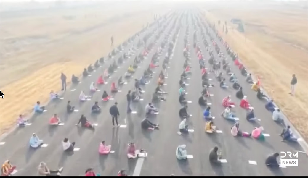 އިންޑިއާގެ އޮޑިއްސާގައި 8000 މީހުން ރަންވޭމަތީގައި އިށީނދެ ތިބެ އިމްތިހާން ހަދައިފި