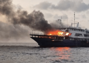 ކުޑަ އަންބަރާ ކައިރީގައި އަލިފާން ރޯވި ސަފާރީގައި ތިބި މީހުން ފެލިދުއަށް ގެންގޮސްފި