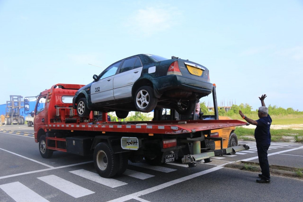 ހުޅުމާލެ ގަވައިދާ ހިލާފަށް ޕާކްކޮށްފައިވާ އުޅަނދުތައް ނަގަން ފަށައިފި