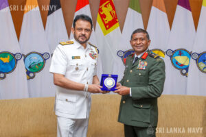 ޗީފް އޮފް ޑިފެންސް ފޯސް ސްރީލަންކާގެ ނޭވީގެ ވެރިޔާއާއި ބައްދަލު ކުރައްވައިފި