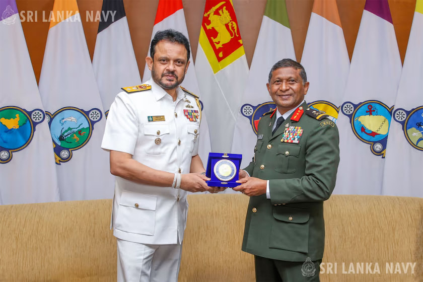 ޗީފް އޮފް ޑިފެންސް ފޯސް ސްރީލަންކާގެ ނޭވީގެ ވެރިޔާއާއި ބައްދަލު ކުރައްވައިފި