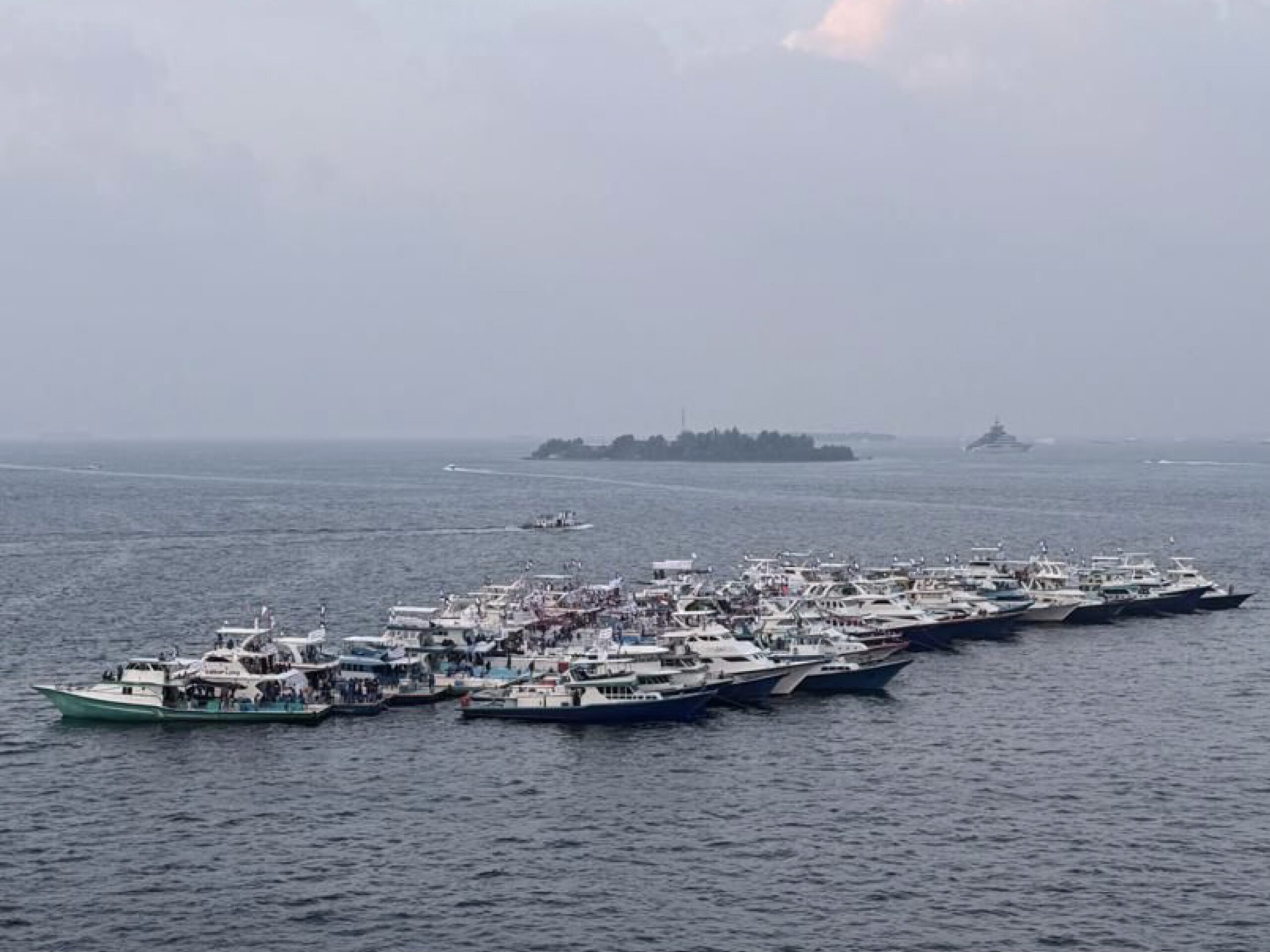 މަސްވެރިންގެ އިހުތިޖާޖު ހުއްޓުވައި ތިން މީހަކާއި ތިން ދޯންޏެއް ފުލުހުންގެ ބެލުމުގެ ދަށަށް ގެންގޮސްފި