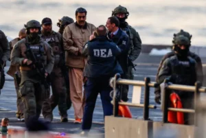 މަދޫރޯ އާއި އަނބިކަނބަލުން ވަރުގަދަ ސަލާމަތީ ފިޔަވަޅުތަކާއެކު މެންހަޓަންގެ ކޯޓަށް ހާޒިރު ކޮށްފި