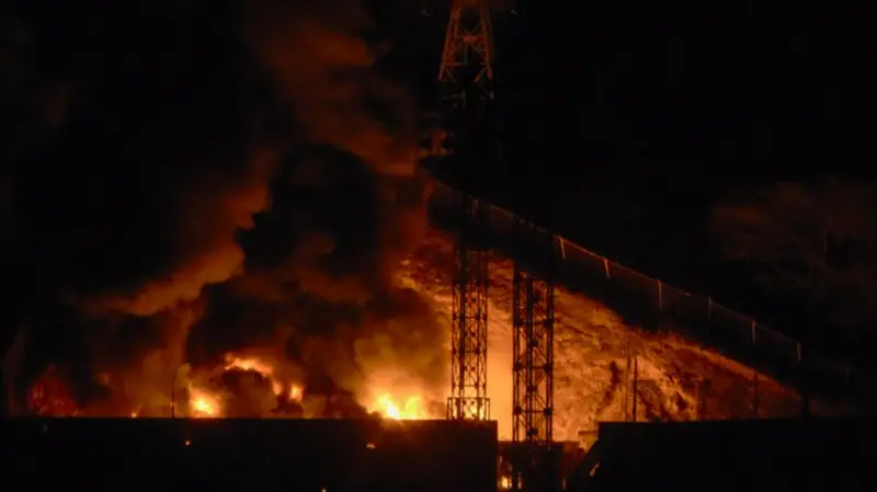 އެމެރިކާއިން ވެނެޒުއޭލާގެ ވެރިރަށަށް ހަމަލާދީ، ރައީސް މަޑޫރޯ ހައްޔަރުކޮށް، ގައުމުން ބޭރަށް ގެންގޮސްފި