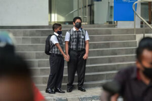 އަޙްމަދިއްޔާ ސްކޫލަށް ބަޔަކު ވަދެ ޓީޗަރަކަށާއި އޭނާގެ އާއިލާއަށް އިންޒާރުދީފި