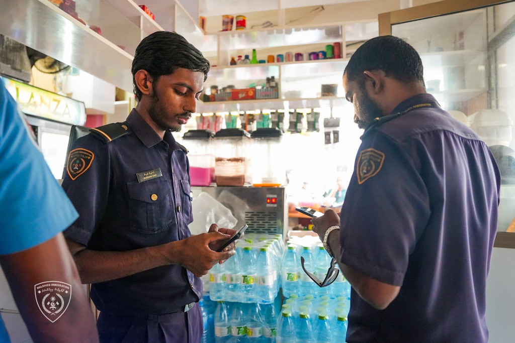 ހުޅުމާލޭގެ ކާބޯތަކެތި ވިއްކާ ތަންތަން ފާސްކޮށް، ގަވާއިދާ ޚިލާފުވި ތިން ބިދޭސީއަކު ހިފަހައްޓައިފި