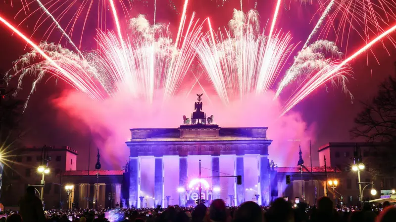 🛑 ފޮޓޯ ސްޓޯރީ: ދުނިޔޭގެ އެކި ކަންކޮޅުތަކުގައި 2026 ވަނަ އަހަަރަށް މަރުޙަބާ ކިއުން!