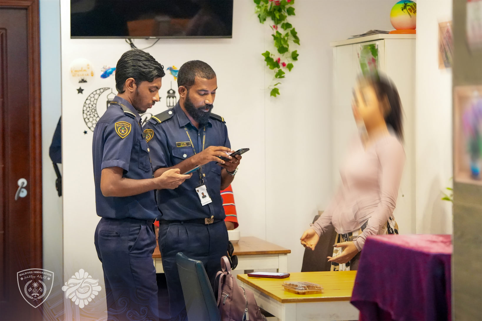 ގަވާއިދާ ޚިލާފަށް އުޅޭ ބިދޭސީން ހޯދަން ހުޅުމާލޭގެ 5 ސެލޫނެއް ރެއިޑްކޮށްފި