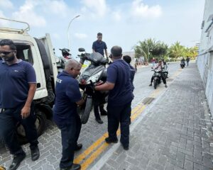 ގަވާއިދާ ޚިލާފަށް ޕާކުކޮށްފައި ހުރި އުޅަނދުތައް ނަގަން ފަށަނީ