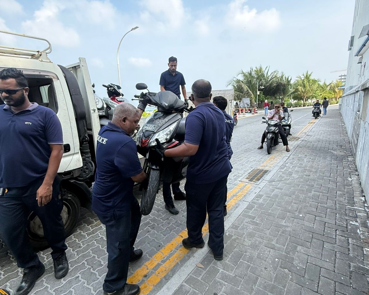 ގަވާއިދާ ޚިލާފަށް ޕާކުކޮށްފައި ހުރި އުޅަނދުތައް ނަގަން ފަށަނީ