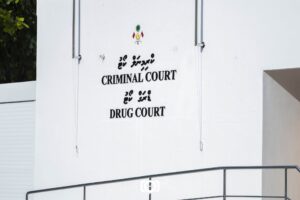 މީހަކު މަރާލާނެ ކަމަށް ބުނެ އިންޒާރުދިން މައްސަލައެއްގައި މީހަކު ހައްޔަރުކޮށް ބަންދުގެ މުއްދަތު ޖަހައިފި