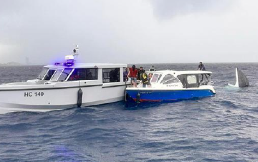 ގުޅީފަޅު ކައިރިއަށް ލޯންޗެއް ބަންޑުން ޖަހާލައި، ފަތުރުވެރިންތަކެއް ސަލާމަތްކޮށްފި