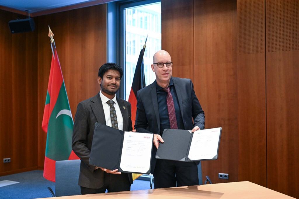 ޖަރުމަނުން ރާއްޖެއަށް އަންނަ ފަތުރުވެރިންގެ އަދަދު ދެލައްކައަށް އަރުވަން ޑާޓުއާއެކު އެއްބަސްވެއްޖެ