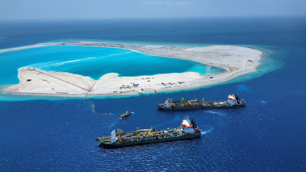 އެއްފަހަރާ ދެ ޑްރެޖަރު ބޭނުންކޮށްގެން ގިރާވަރުފަޅު ހިއްކުމުގެ މަސައްކަތް ބާރަށް ކުރިއަށް