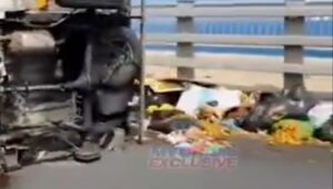 ކުނި ބަރުކޮށްގެން ދިޔަ ޕިކަޕެއް ފުރޮޅު ފަޅައިގެން ގޮސް ބްރިޖު މައްޗަށް ފުރޮޅާލައިފި