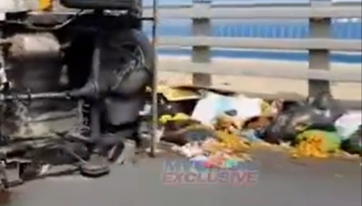 ކުނި ބަރުކޮށްގެން ދިޔަ ޕިކަޕެއް ފުރޮޅު ފަޅައިގެން ގޮސް ބްރިޖު މައްޗަށް ފުރޮޅާލައިފި