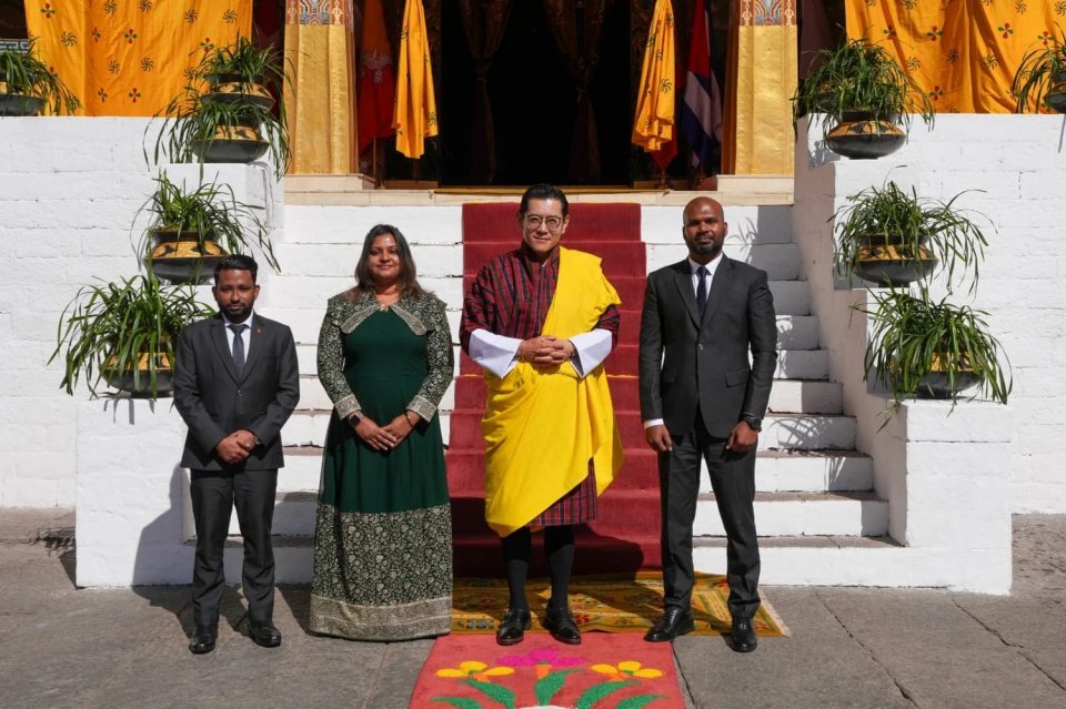 ރާއްޖެއިން ބޫޓާނަށް ކަނޑައެޅުއްވި ސަފީރު ޝިއުނީން، ރަސްގެފާނަށް ފަތްކޮޅު އަރުވައިފި