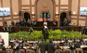 ރިޔާސީ ބަޔާން އިއްވަވަން ފެއްޓެވުމާއެކު ކަށިގަނޑު ފުމެ އިހުތިޖާޖުކުރަން ފެށި ބައެއް މެމްބަރުން ތަޅުމުން ނެރެފި