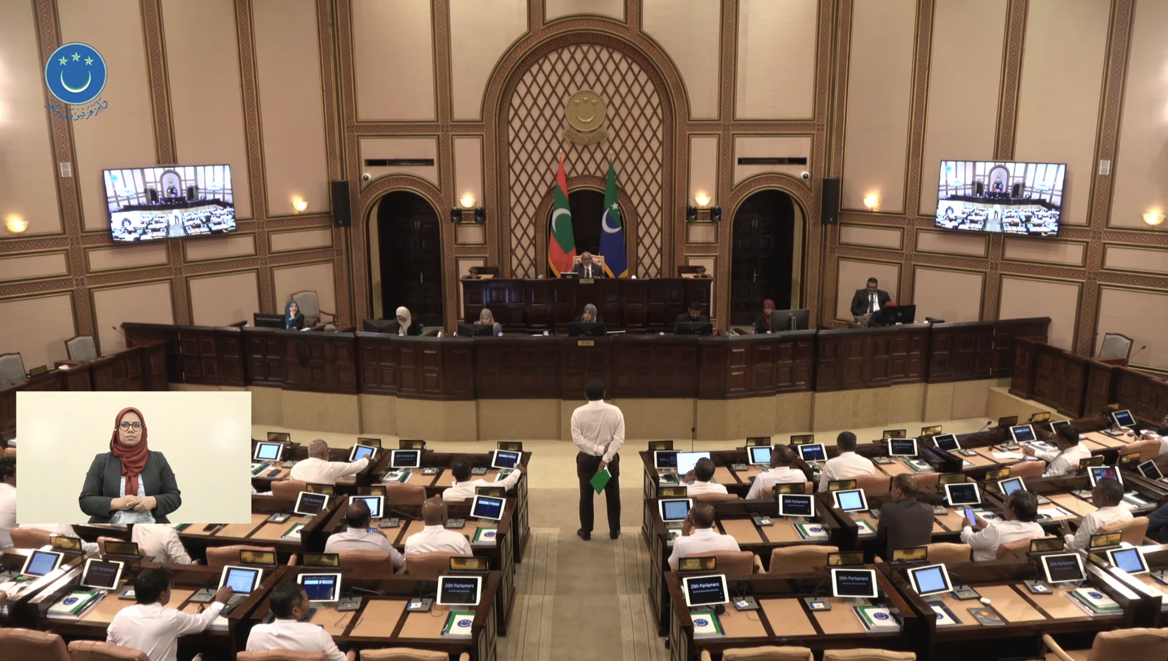 ޤާނޫނުއަސާސީ ހިއްޕަވައިގެން ރިޔާސަތުގެ ކުރިމަތީގައި އިހުތިޖާޖު ކުރެއްވުމުން މެންބަރު މައުރޫފް މަޖިލީހުން ނެރެފި