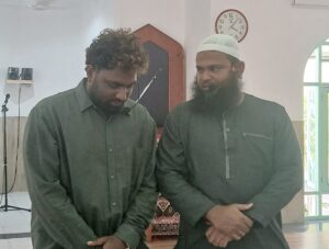 އައްޑޫ ފޭދޫގައި މަސައްކަތްކުރާ ލަންކާ މީހަކު އިސްލާމްވެ ނަން ބަދަލުކޮށްފި