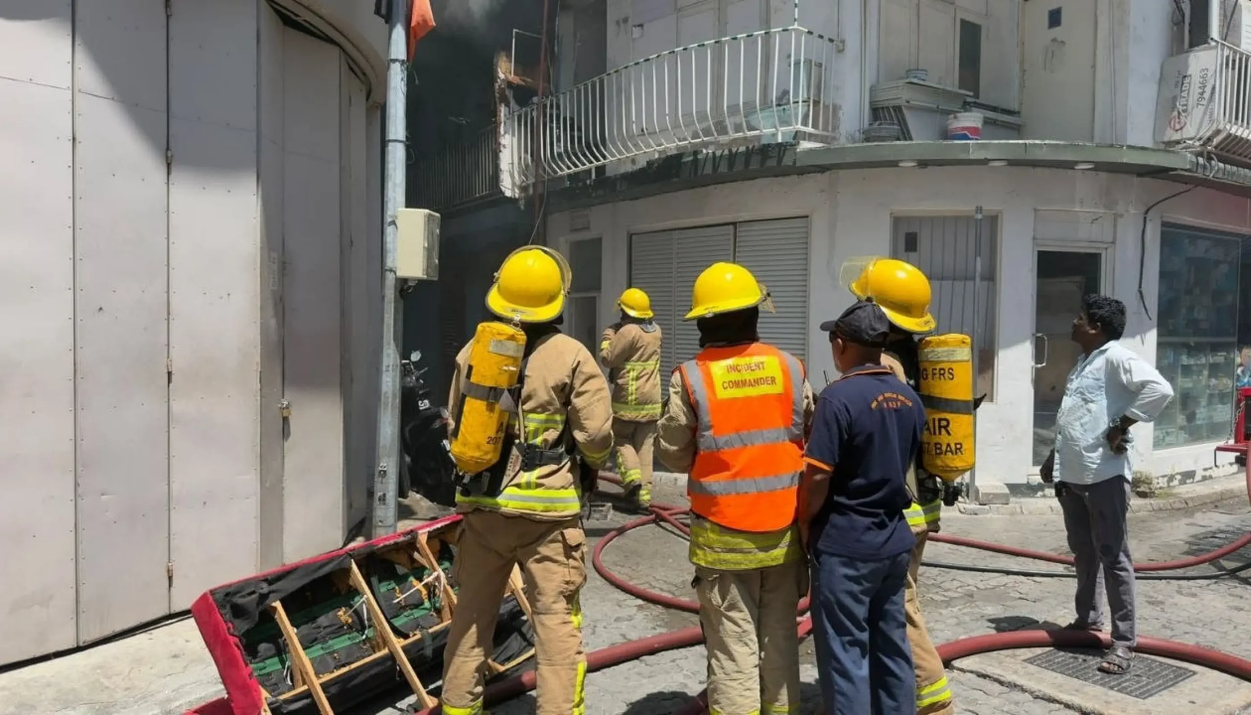 ގަލޮޅު މޯޗަރީ ކައިރީގައި ހުރި ގުދަނެއްގައި ރޯވެ އަނދަނީ