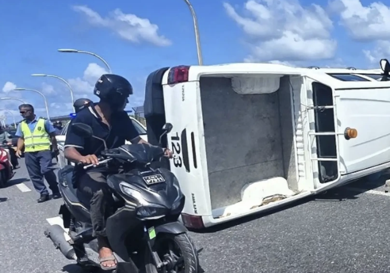 ސިނަމާލެ ބްރިޖް ހައިވޭގައި އެމްއޭސީއެލްގެ އުޅަނދެއް ފުރޮޅާލައި ދެ މީހަކަށް އަނިޔާވެއްޖެ