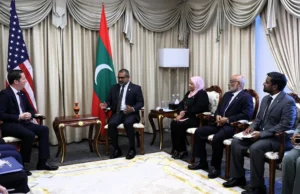 ދެ ޤައުމުގެ ގުޅުމާއި ސަރަޙައްދީ މަޞްލަޙަތާ ގުޅޭގޮތުން މަޝްވަރާ ކުރެއްވުމަށްފަހު އެމެރިކާގެ މަންދޫބު ފުރާވަޑައިގެންފި