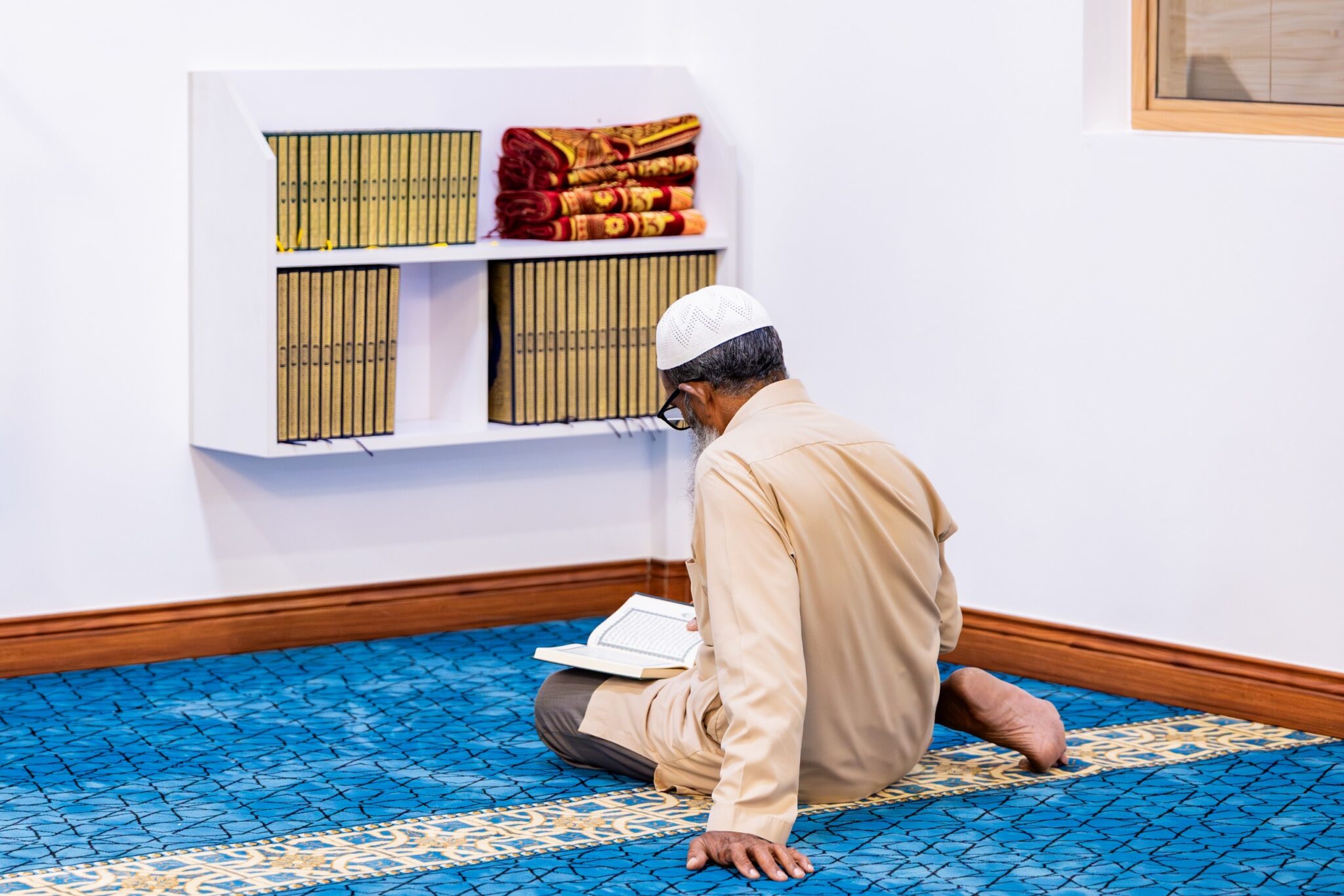 ސައުދީން ހަދިޔާކުރި މުސްޙަފްތައް އަލަށް ހުޅުވި މިސްކިތްތަކަށް ފޯރުކޮށްދީފި