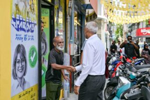 ރައީސް މުޢިއްޒު މިއަދު ގަލޮޅު އުތުރު ދާއިރާގެ ރައްޔިތުންނާ ބައްދަލުކުރައްވަން ގޭގެއަށް ޒިޔާރަތް ކުރައްވައިފި