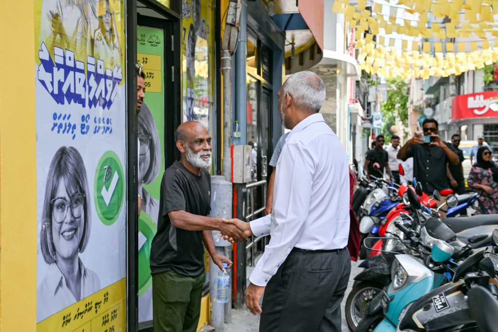 ރައީސް މުޢިއްޒު މިއަދު ގަލޮޅު އުތުރު ދާއިރާގެ ރައްޔިތުންނާ ބައްދަލުކުރައްވަން ގޭގެއަށް ޒިޔާރަތް ކުރައްވައިފި