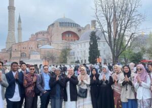 ތުރުކީއަށް ފިތުރު އީދު ދުވަހުގެ ފުރަތަމަ ދުވަހަކީ ހުކުރު ދުވަސްކަން