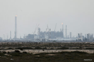 އީރާނުން ގަލްފުގެ ހަކަތައިގެ މަރުކަޒުތަކަށް ޙަމަލާދިނުމާއެކު، ޤަތަރުން އީރާނު އެމްބަސީގެ މުވައްޒަފުން ބޭރުކުރަނީ